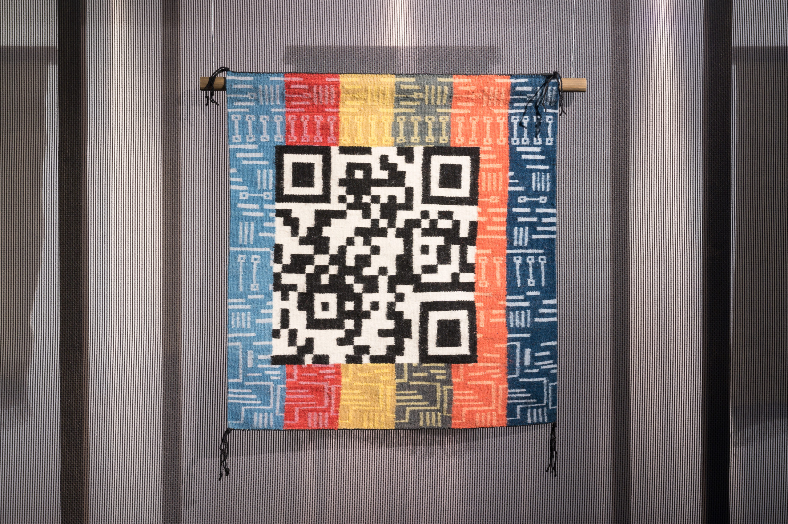 Marilou Schultz, Navajo Weavings’ Lens Through Technology (2022), tapestry, 69,85 x 63,5 cm. Courtesy the artist. Loan from Carl & Mailynn Thoma Foundation. Photo: Daniel Vincent Hansen. In the exhibition Unweaving the binary code at Kunsthall Trondheim as part of the 3rd Hannah Ryggen Triennale, 2022.